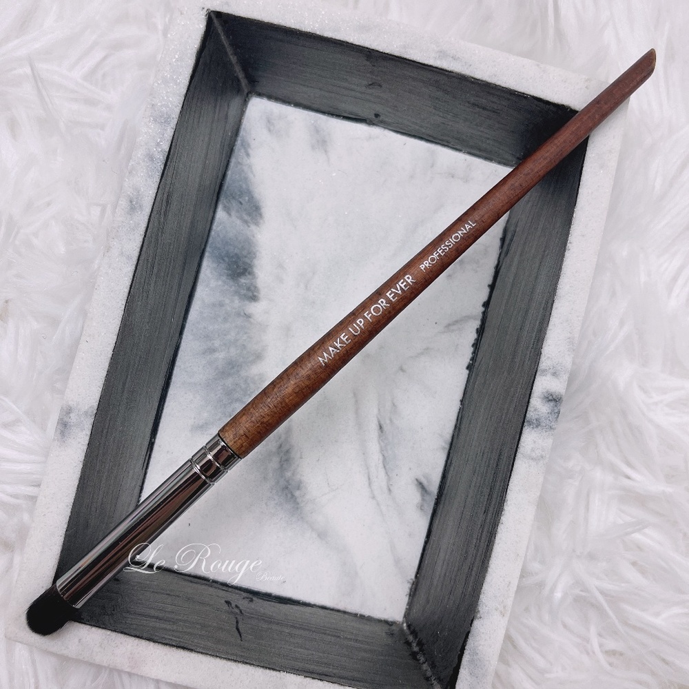 MAKE UP FOR EVER Precision Eye Blender Brush 216